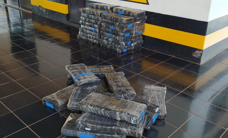 BPRv apreende carro furtado carregado com meia tonelada de maconha no Noroeste do estado