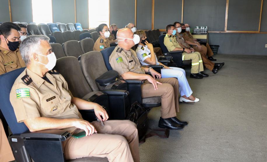 Comitiva da PM de Goiás conhece estrutura de saúde da PMPR e faz apresentação para policiais e bombeiros militares em Curitiba