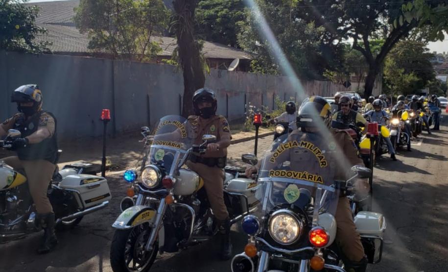 Batalhões da PM participam de campanha de arrecadação de alimentos como marco do início do Maio Amarelo, em Londrina