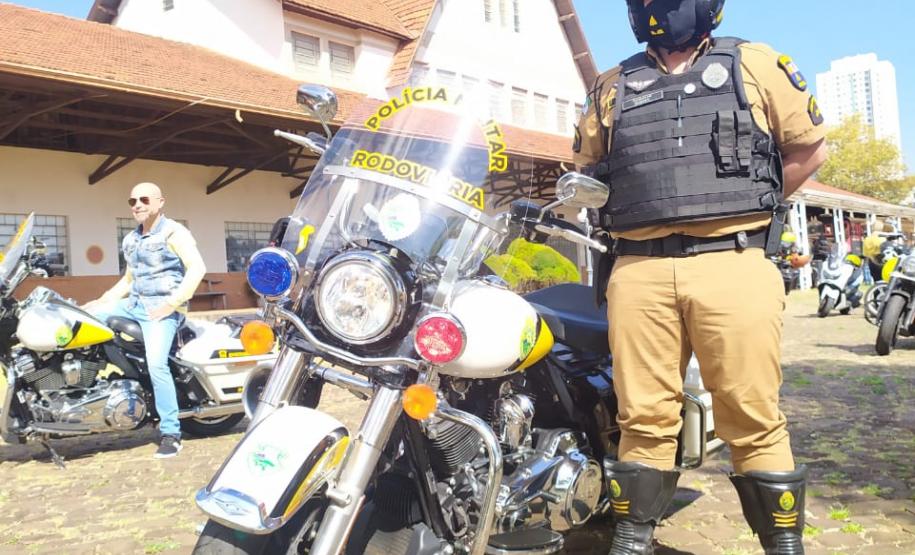 Batalhões da PM participam de campanha de arrecadação de alimentos como marco do início do Maio Amarelo, em Londrina