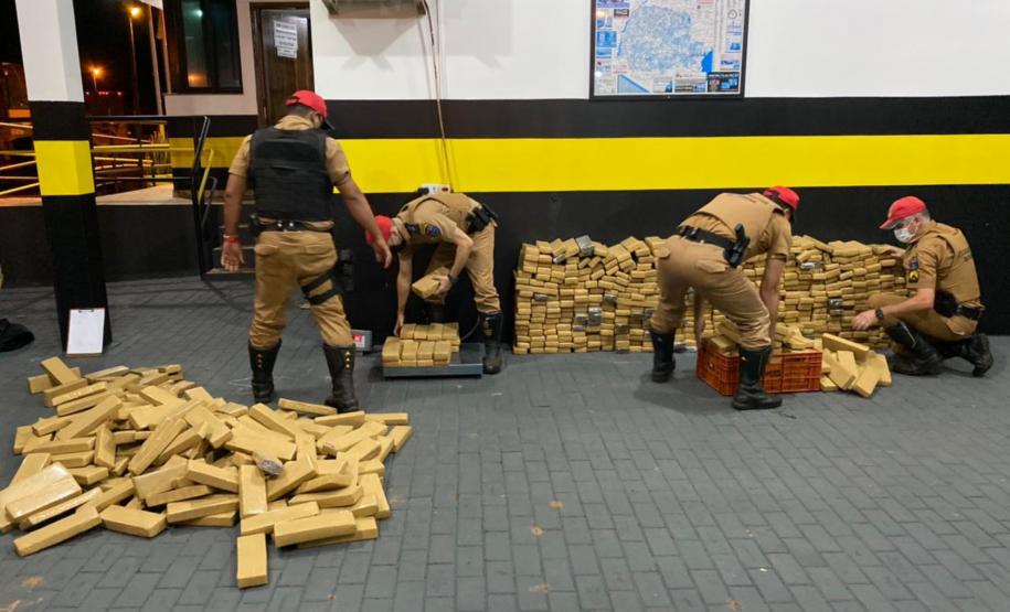 Carro abandonado em milharal é apreendido com 612 quilos de maconha em Doutor Camargo