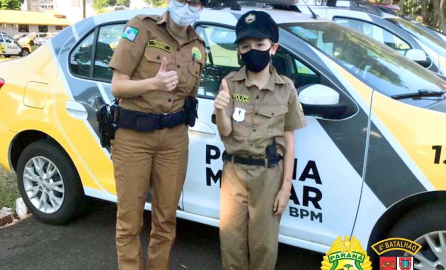 Fã da PM recebe visita de policiais em seu aniversário, em Maringá (PR)