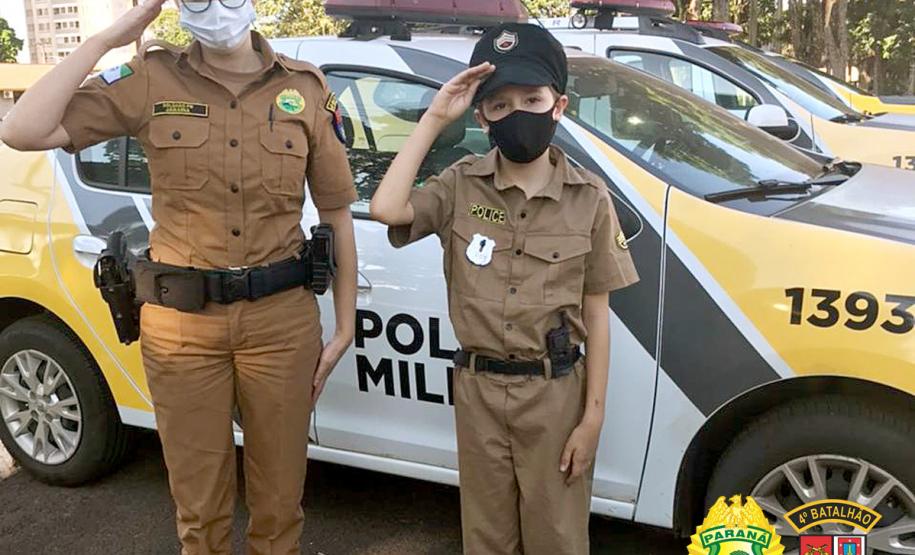 Fã da PM recebe visita de policiais em seu aniversário, em Maringá (PR)