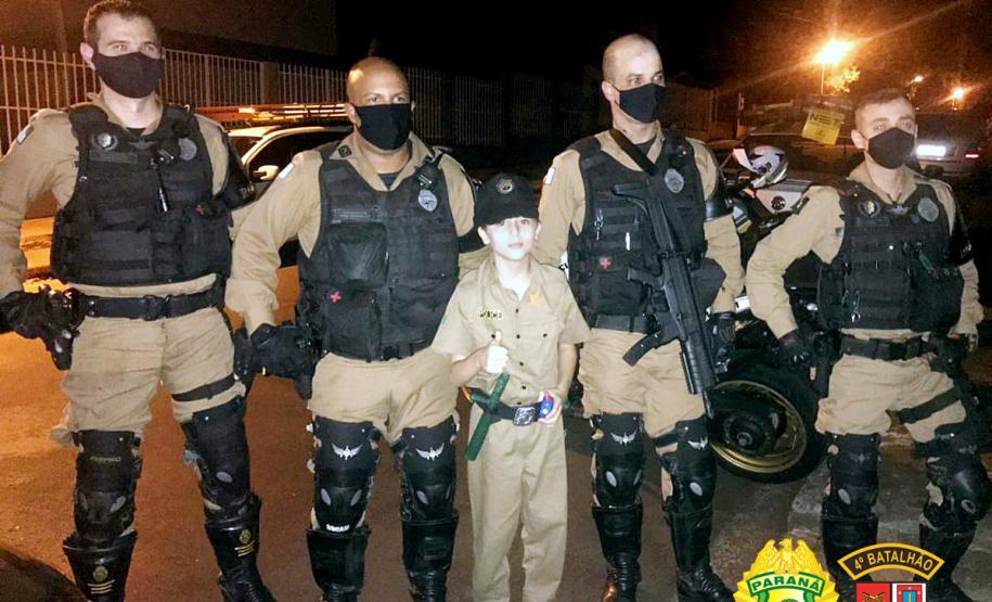 Fã da PM recebe visita de policiais em seu aniversário, em Maringá (PR)