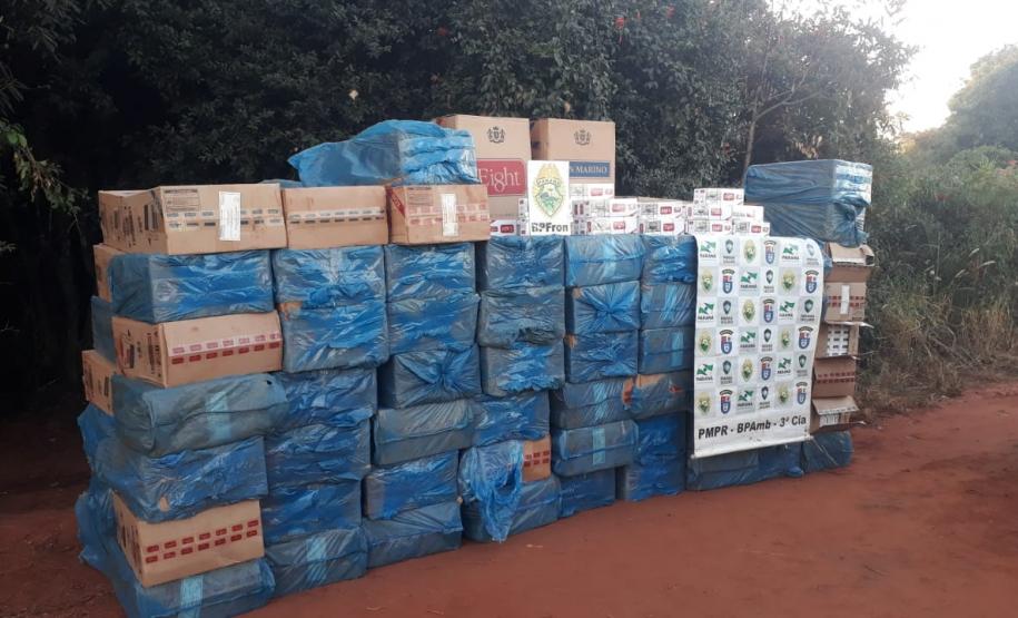 Caminhão carregado com cigarros contrabandeados é apreendido durante ação conjunta da PM com a PF em Brasilândia do Sul (PR)