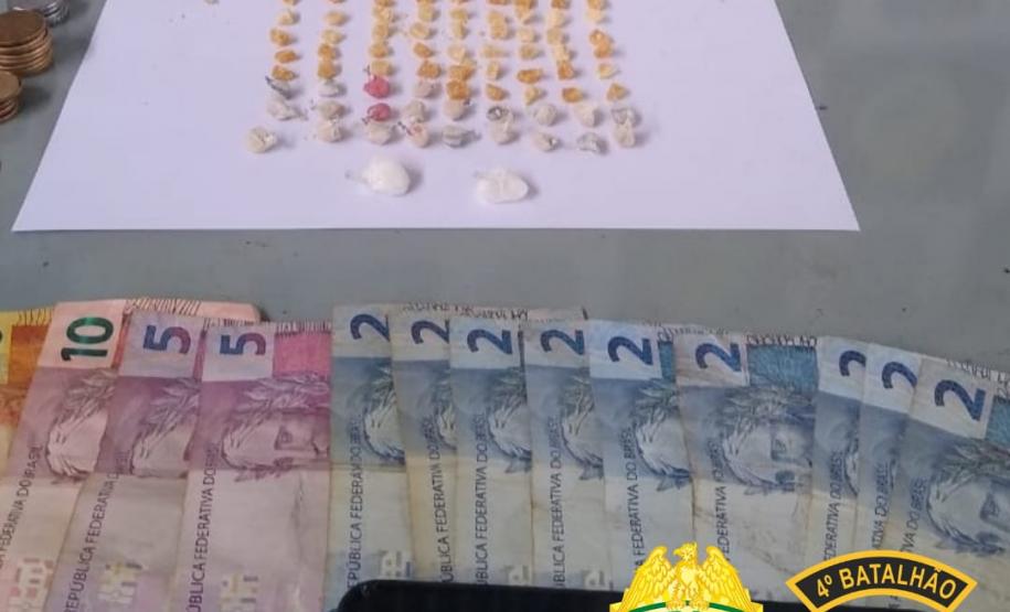 Em Maringá (PR), PM prende homem e apreende mais de 80 pedras de crack e dinheiro