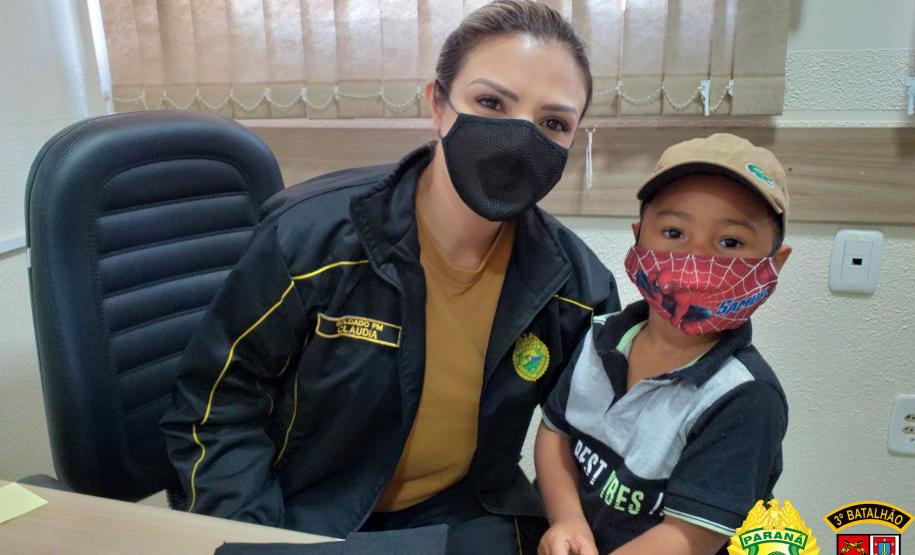 Menino de três anos fã da PM visita sede do batalhão de Pato Branco, no Sudoeste do Paraná