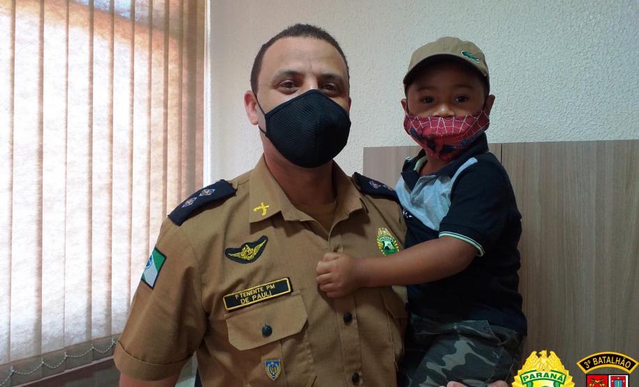 Menino de três anos fã da PM visita sede do batalhão de Pato Branco, no Sudoeste do Paraná