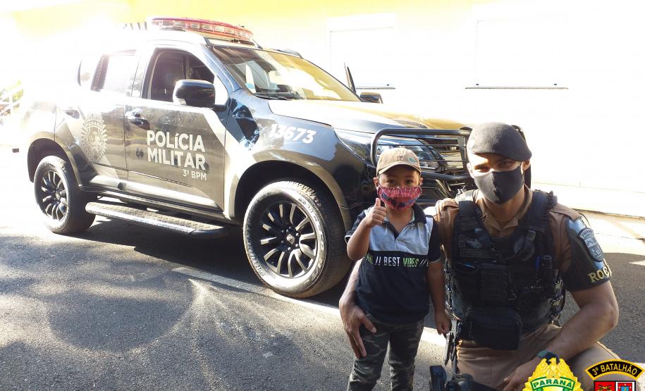 Menino de três anos fã da PM visita sede do batalhão de Pato Branco, no Sudoeste do Paraná