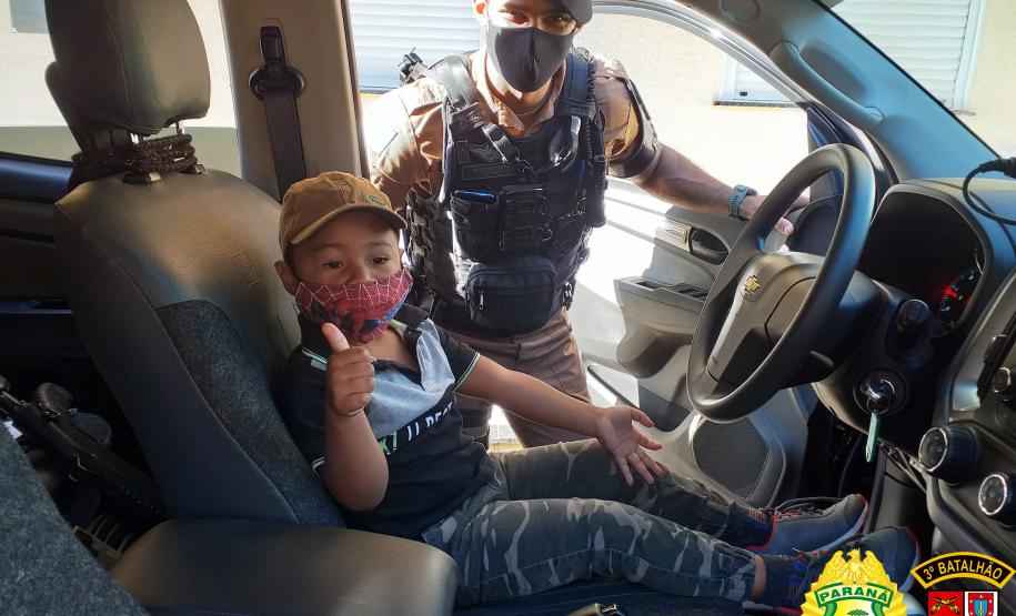 Menino de três anos fã da PM visita sede do batalhão de Pato Branco, no Sudoeste do Paraná