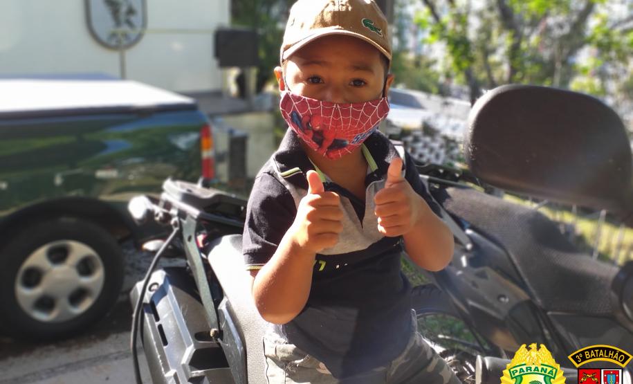 Menino de três anos fã da PM visita sede do batalhão de Pato Branco, no Sudoeste do Paraná