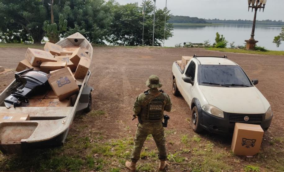 Barco com 2 mil pacotes de cigarros é apreendido pelas equipes da Operação Hórus em porto clandestino de Entre Rios do Oeste-PR