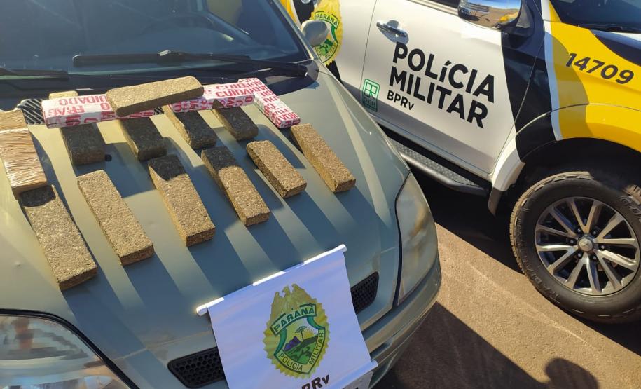 Polícia Rodoviária apreende maconha e cocaína após abordar veículo, em Cafezal do Sul, na PR 323