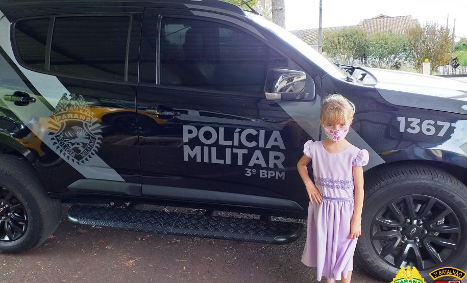 Pequena fã da PM comemora seu aniversário de 5 anos na sede do batalhão de Pato Branco, no interior do estado