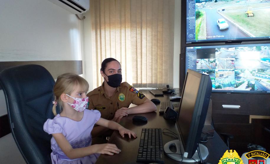 Pequena fã da PM comemora seu aniversário de 5 anos na sede do batalhão de Pato Branco, no interior do estado