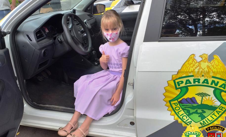 Pequena fã da PM comemora seu aniversário de 5 anos na sede do batalhão de Pato Branco, no interior do estado