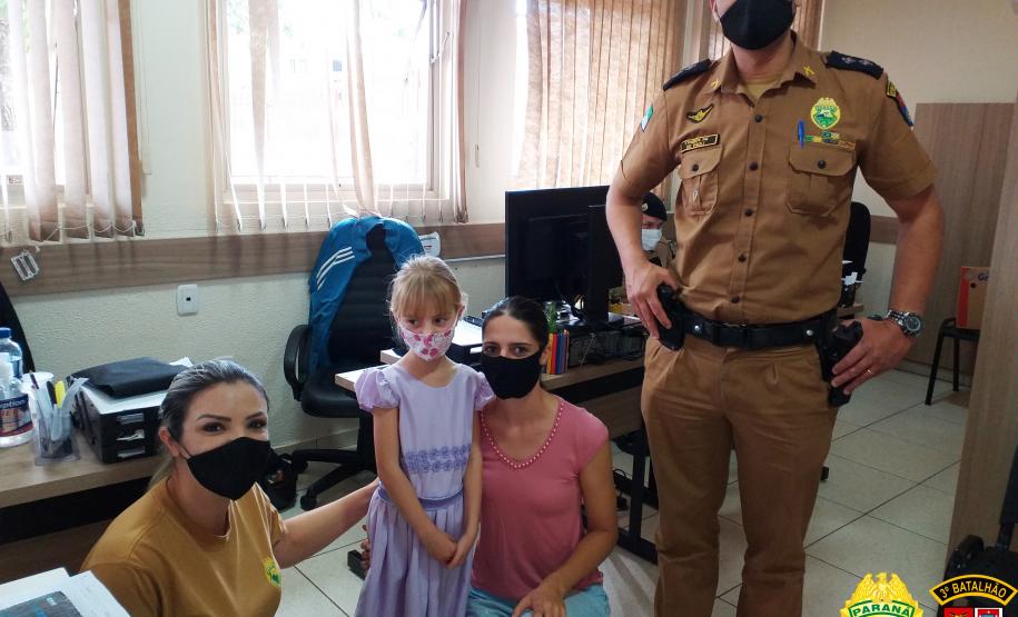 Pequena fã da PM comemora seu aniversário de 5 anos na sede do batalhão de Pato Branco, no interior do estado