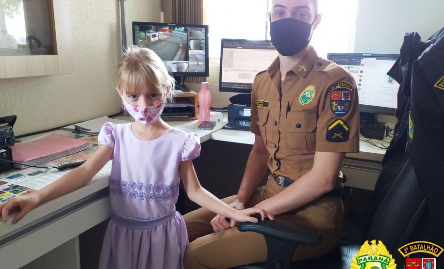 Pequena fã da PM comemora seu aniversário de 5 anos na sede do batalhão de Pato Branco, no interior do estado