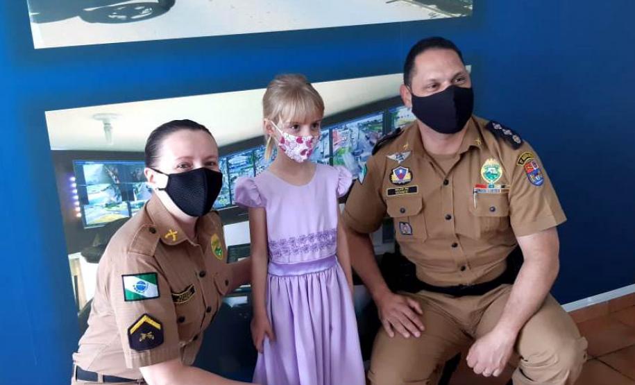 Pequena fã da PM comemora seu aniversário de 5 anos na sede do batalhão de Pato Branco, no interior do estado
