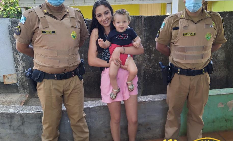 Policiais militares visitam família de criança engasgada salva pela equipe em Ivaiporã (PR)