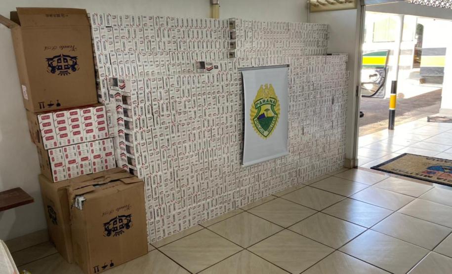 Batalhão rodoviário apreende 44 mil maços de cigarros contrabandeados e recupera carro roubado, em Cianorte (PR)