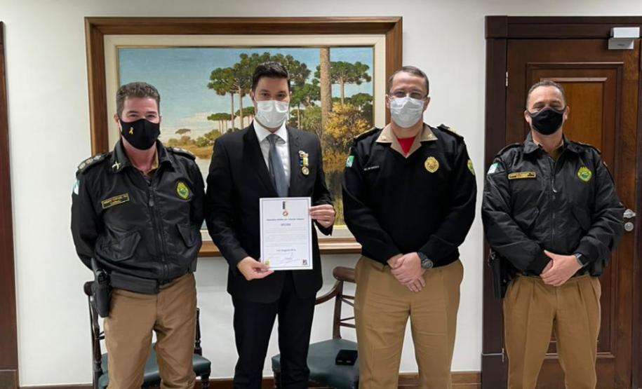 Chefe da Casa Civil e Presidente do Conselho Estadual de Trânsito são agraciados com a Medalha de Mérito de Trânsito Urbano do BPTran