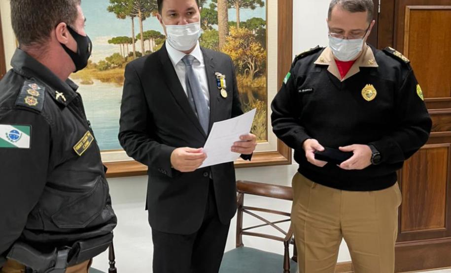 Chefe da Casa Civil e Presidente do Conselho Estadual de Trânsito são agraciados com a Medalha de Mérito de Trânsito Urbano do BPTran