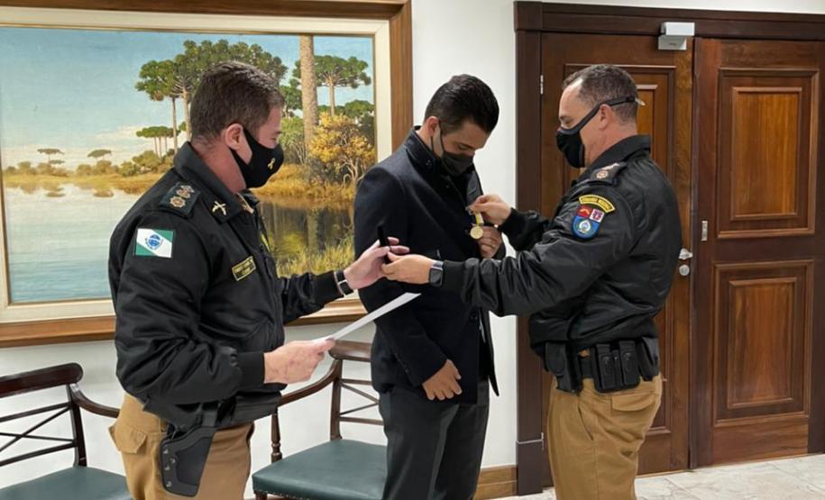 Chefe da Casa Civil e Presidente do Conselho Estadual de Trânsito são agraciados com a Medalha de Mérito de Trânsito Urbano do BPTran