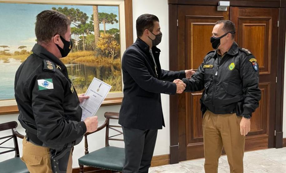 Chefe da Casa Civil e Presidente do Conselho Estadual de Trânsito são agraciados com a Medalha de Mérito de Trânsito Urbano do BPTran