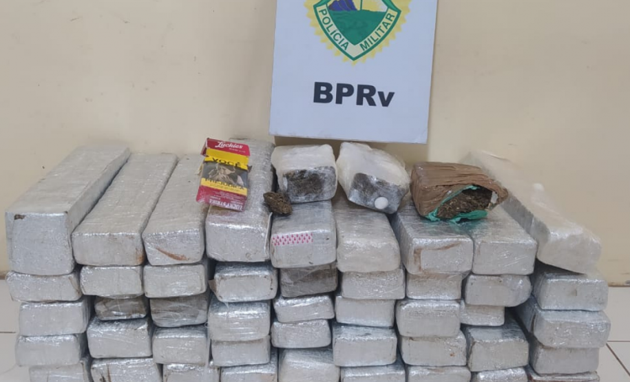 Polícia Rodoviária apreende 132 quilos de maconha em carro e ônibus de viagem, no Norte do estado