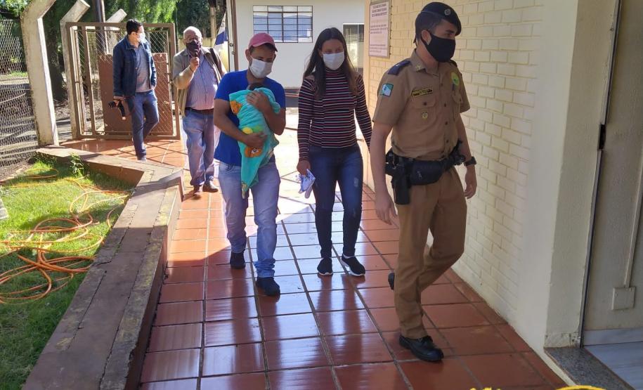 Família visita sede da PM de Ivaiporã (PR) para agradecer apoio no salvamento de recém-nascido