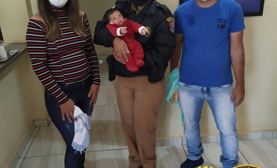 Família visita sede da PM de Ivaiporã (PR) para agradecer apoio no salvamento de recém-nascido