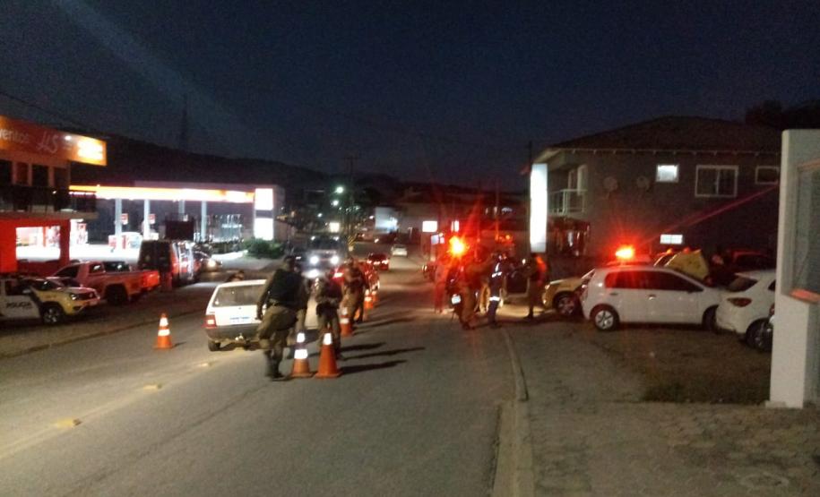 Equipe de Trânsito da PM recolhe veículos irregulares e lavra infrações de trânsito durante operações na Região Metropolitana