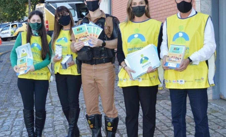 Em Curitiba, batalhão de trânsito reforça importância da denúncia e do combate ao abuso de crianças e adolescentes em blitz educativa
