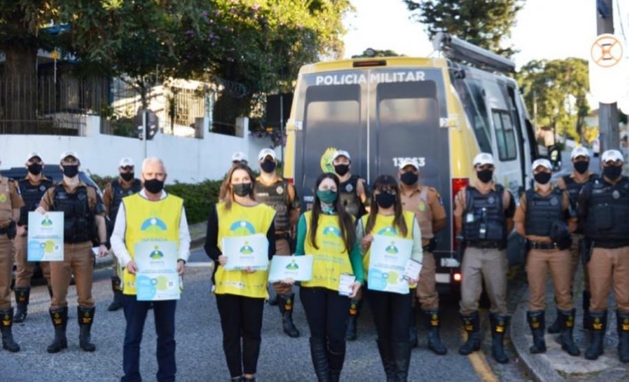 Em Curitiba, batalhão de trânsito reforça importância da denúncia e do combate ao abuso de crianças e adolescentes em blitz educativa