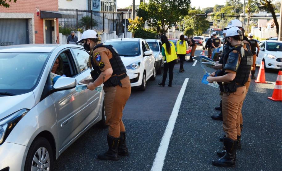 Em Curitiba, batalhão de trânsito reforça importância da denúncia e do combate ao abuso de crianças e adolescentes em blitz educativa