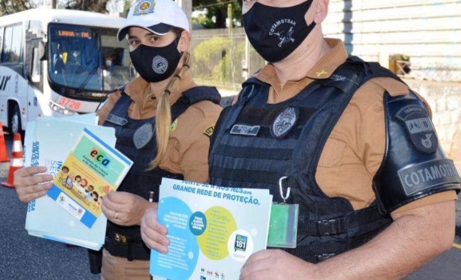 Em Curitiba, batalhão de trânsito reforça importância da denúncia e do combate ao abuso de crianças e adolescentes em blitz educativa