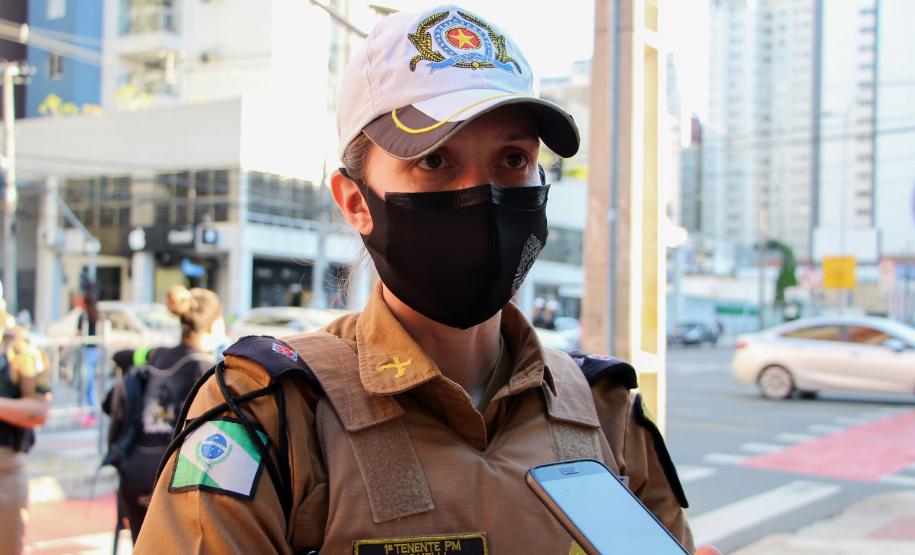 Ciclistas de Curitiba são abordados em blitz educativa da campanha Maio Amarelo