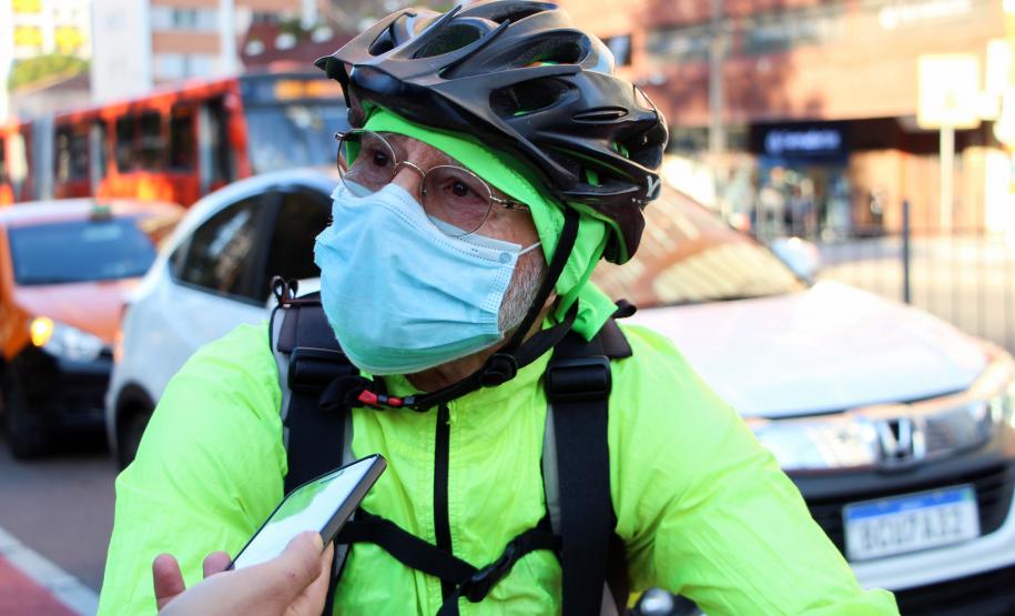 Ciclistas de Curitiba são abordados em blitz educativa da campanha Maio Amarelo