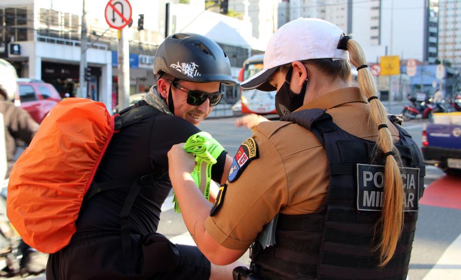 Ciclistas de Curitiba são abordados em blitz educativa da campanha Maio Amarelo