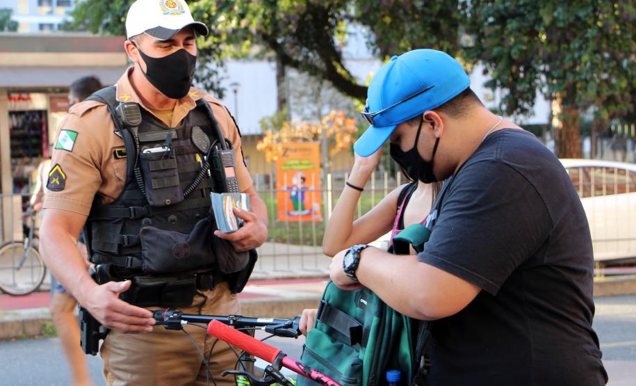 Ciclistas de Curitiba são abordados em blitz educativa da campanha Maio Amarelo