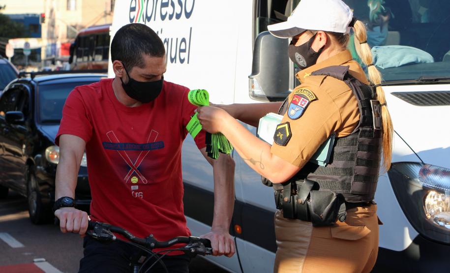 Ciclistas de Curitiba são abordados em blitz educativa da campanha Maio Amarelo