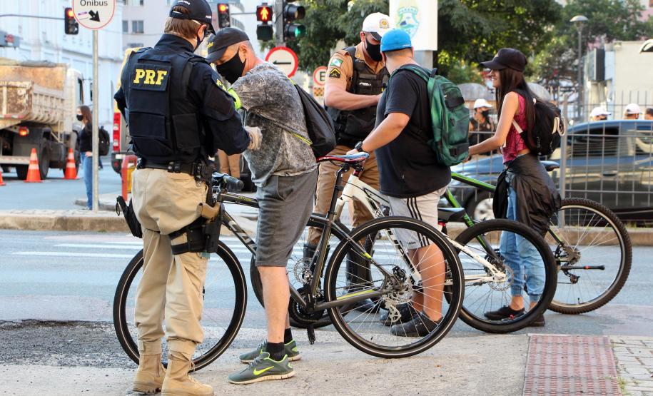 Ciclistas de Curitiba são abordados em blitz educativa da campanha Maio Amarelo