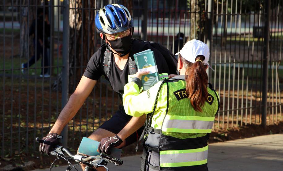 Ciclistas de Curitiba são abordados em blitz educativa da campanha Maio Amarelo