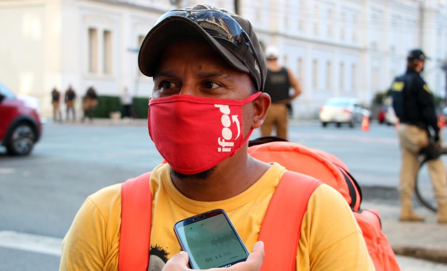 Ciclistas de Curitiba são abordados em blitz educativa da campanha Maio Amarelo