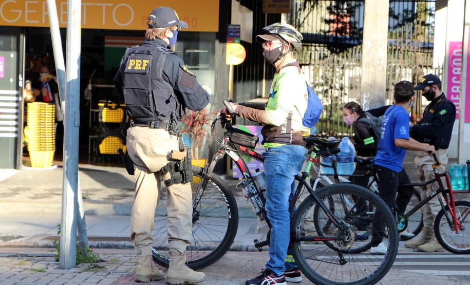Ciclistas de Curitiba são abordados em blitz educativa da campanha Maio Amarelo