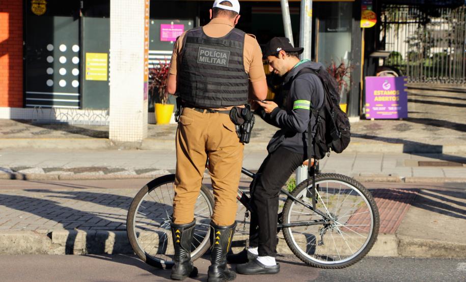 Ciclistas de Curitiba são abordados em blitz educativa da campanha Maio Amarelo