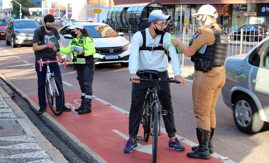 Ciclistas de Curitiba são abordados em blitz educativa da campanha Maio Amarelo