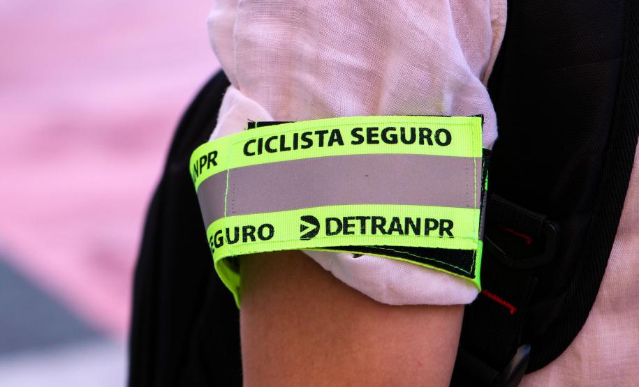 Ciclistas de Curitiba são abordados em blitz educativa da campanha Maio Amarelo