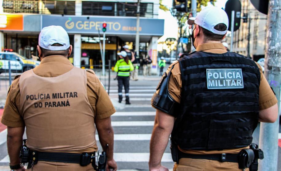 Ciclistas de Curitiba são abordados em blitz educativa da campanha Maio Amarelo